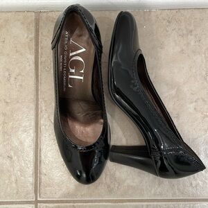 •AGL•black patent leather classic pumps // sz 37 // chunky heel // LN